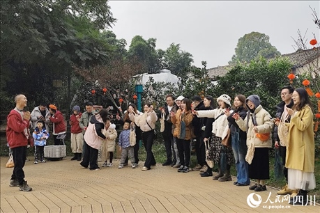 葉科（左一）給前來(lái)參與活動(dòng)的“柑爸柑媽”介紹生態(tài)種植果。人民網(wǎng)記者朱虹攝