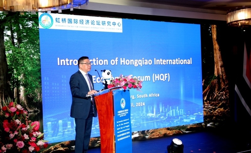 虹橋國(guó)際經(jīng)濟(jì)論壇研究中心副理事長(zhǎng)、商務(wù)部國(guó)際貿(mào)易經(jīng)濟(jì)合作研究院副院長(zhǎng)俞子榮致辭。（圖片來(lái)源：中國(guó)國(guó)際進(jìn)口博覽會(huì)官微）