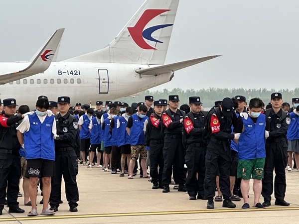 中國(guó)籍涉賭詐違法犯罪嫌疑人從柬埔寨被押解回國(guó)。人民網(wǎng)記者 郝萍攝