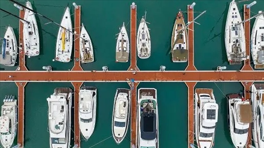 △超250艘船艇亮相第四屆消博會游艇展。