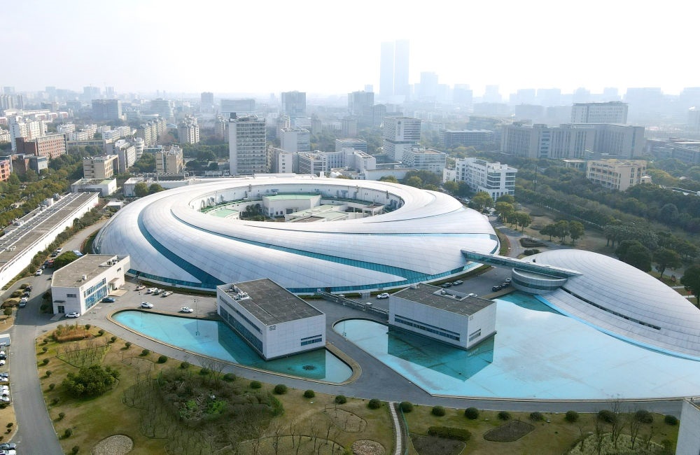 空中俯瞰位于上海張江科學(xué)城的上海光源（2024年2月27日攝，無(wú)人機(jī)照片）。