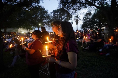 2023年5月24日，在美國(guó)得克薩斯州小城尤瓦爾迪，人們參加守夜儀式悼念校園槍擊遇害者。新華社記者吳曉凌攝
