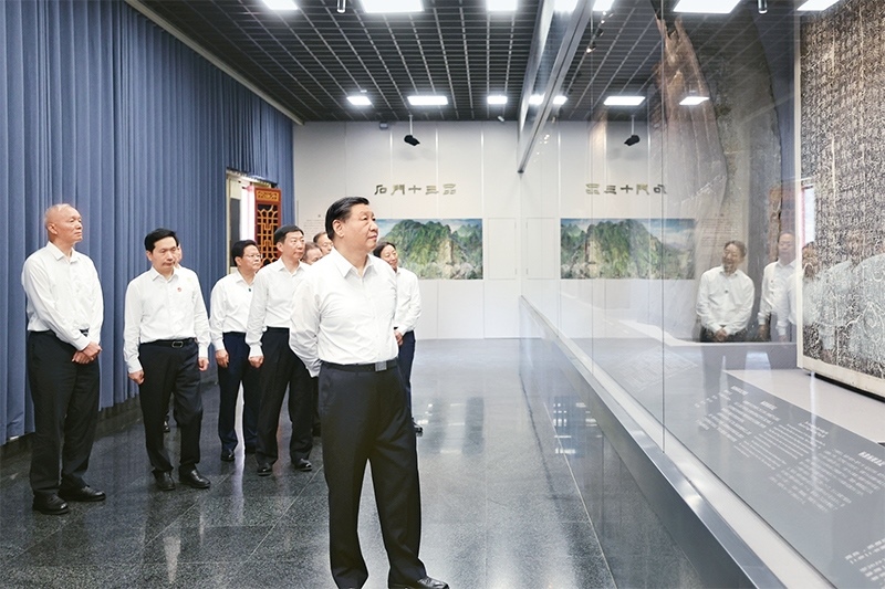 2023年7月29日，中共中央總書記、國家主席、中央軍委主席習(xí)近平在四川考察結(jié)束返京途中，來到陜西省漢中市考察。這是習(xí)近平參觀漢中市博物館有關(guān)歷史文物展陳。 新華社記者 鞠鵬/攝