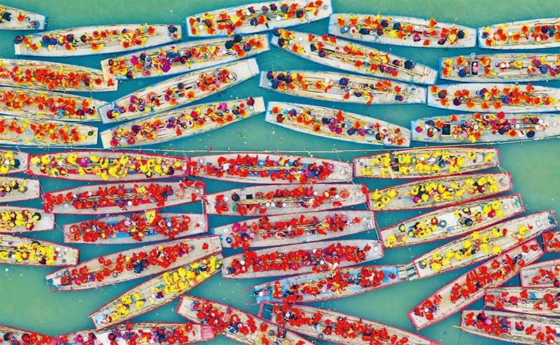 溱潼會船由南宋相沿至今，歷經(jīng)數(shù)百年傳承，被列入國家級非物質(zhì)文化遺產(chǎn)名錄。圖為2024年4月6日在江蘇省泰州市姜堰區(qū)溱湖國家濕地公園參加會船表演的船只。 新華社發(fā) 湯德宏/攝