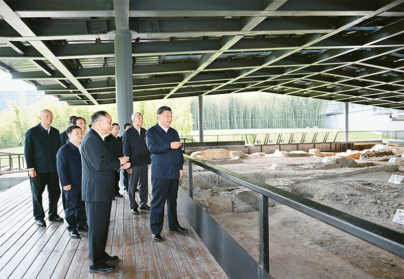 2023年10月10日至13日，中共中央總書記、國家主席、中央軍委主席習(xí)近平在江西考察。這是11日上午，習(xí)近平在景德鎮(zhèn)市陶陽里歷史文化街區(qū)南麓遺址考察。 新華社記者 謝環(huán)馳/攝