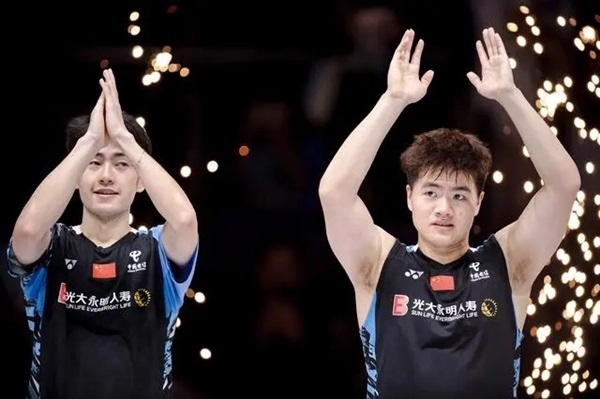 4月14日，梁偉鏗（右）/王昶在頒獎(jiǎng)儀式上。 新華社記者 江漢攝