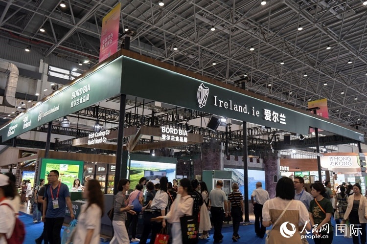 第四屆中國(guó)國(guó)際消費(fèi)品博覽會(huì)愛(ài)爾蘭國(guó)家館。人民網(wǎng) 常沙攝