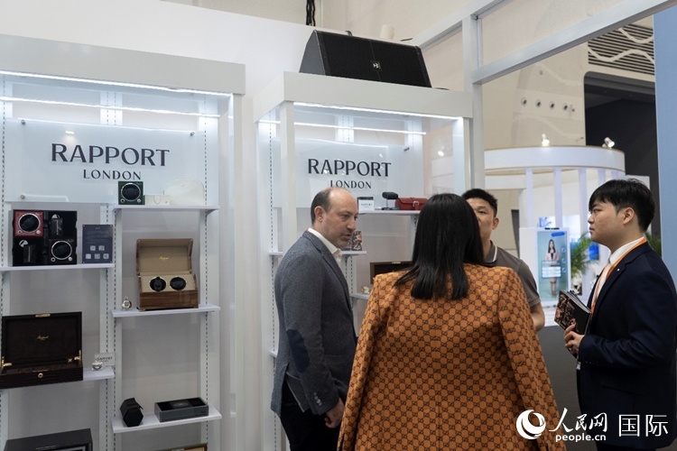 客商在第四屆中國(guó)國(guó)際消費(fèi)品博覽會(huì)英國(guó)國(guó)家館內(nèi)交談。人民網(wǎng) 常沙攝