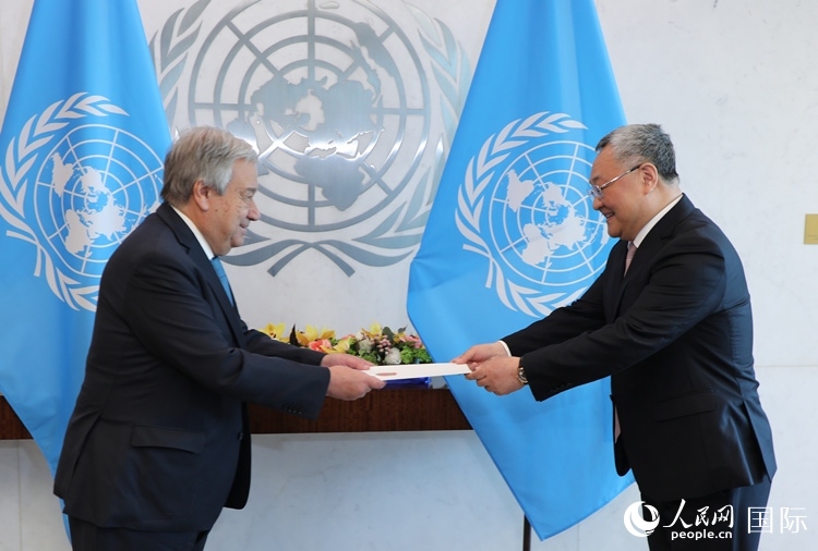 4月16日，中國新任常駐聯(lián)合國代表、特命全權(quán)大使傅聰在紐約聯(lián)合國總部向聯(lián)合國秘書長古特雷斯遞交了全權(quán)證書。 人民網(wǎng)記者 李志偉攝