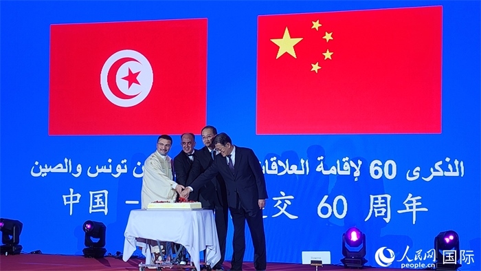 與會(huì)嘉賓共同切紀(jì)念蛋糕，從左至右分別為突尼斯國(guó)家旅游局局長(zhǎng)侯賽因、突尼斯駐華大使阿迪勒·阿拉比、外交部副部長(zhǎng)鄧勵(lì)、中國(guó)人民對(duì)外友好協(xié)會(huì)副會(huì)長(zhǎng)李?？?。人民網(wǎng)記者 萬(wàn)宇攝