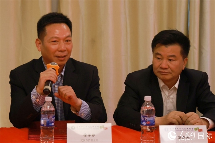 武漢市僑聯(lián)主席徐祥忠（左）在座談會上致辭。人民網(wǎng)記者 陳海琪攝