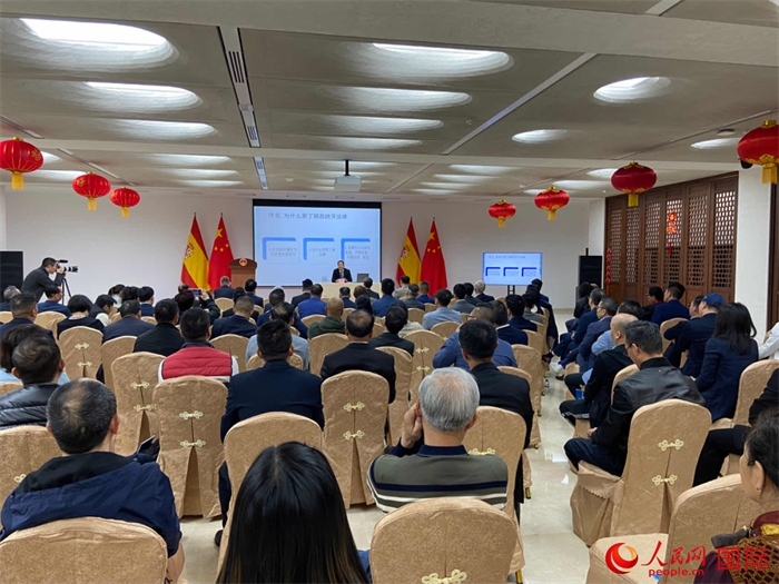 季奕鴻律師主講法律知識。人民網(wǎng)記者 范劍青攝