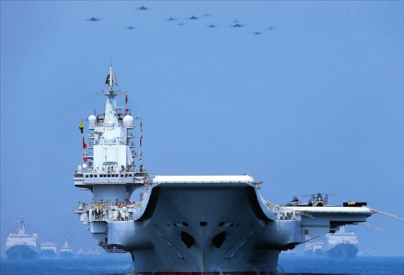 制空作戰(zhàn)梯隊(duì)飛越航母編隊(duì)上空（2018年攝）。 張雷攝