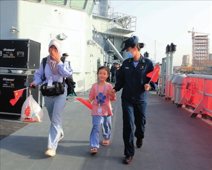 海軍軍艦赴蘇丹緊急撤離我在蘇丹人員。圖為海軍官兵帶領(lǐng)同胞登艦（2023年4月26日攝）。丁家興攝