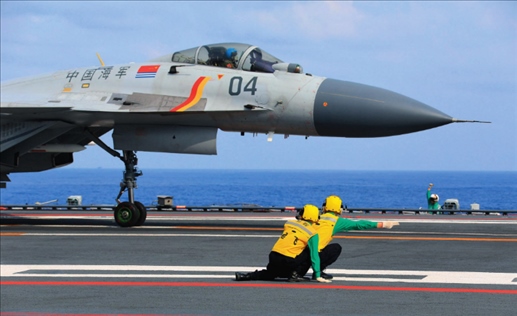 遼寧艦起飛助理作出放飛手勢，殲-15艦載戰(zhàn)斗機(jī)起飛（2020年4月攝）。張凱攝