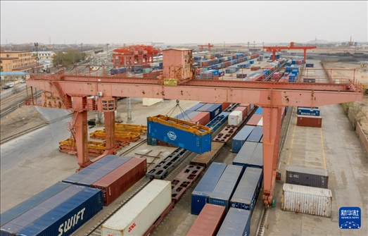 4月21日，二連浩特鐵路口岸龍門吊吊裝中歐班列集裝箱（無人機(jī)照片）。 新華社發(fā)（張海峰攝）