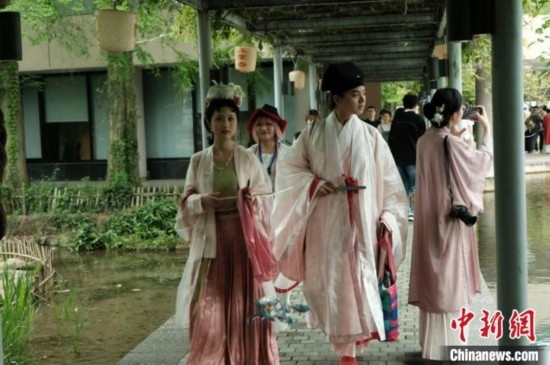 年輕人盛裝過“漢服節(jié)”。毛瑜 攝