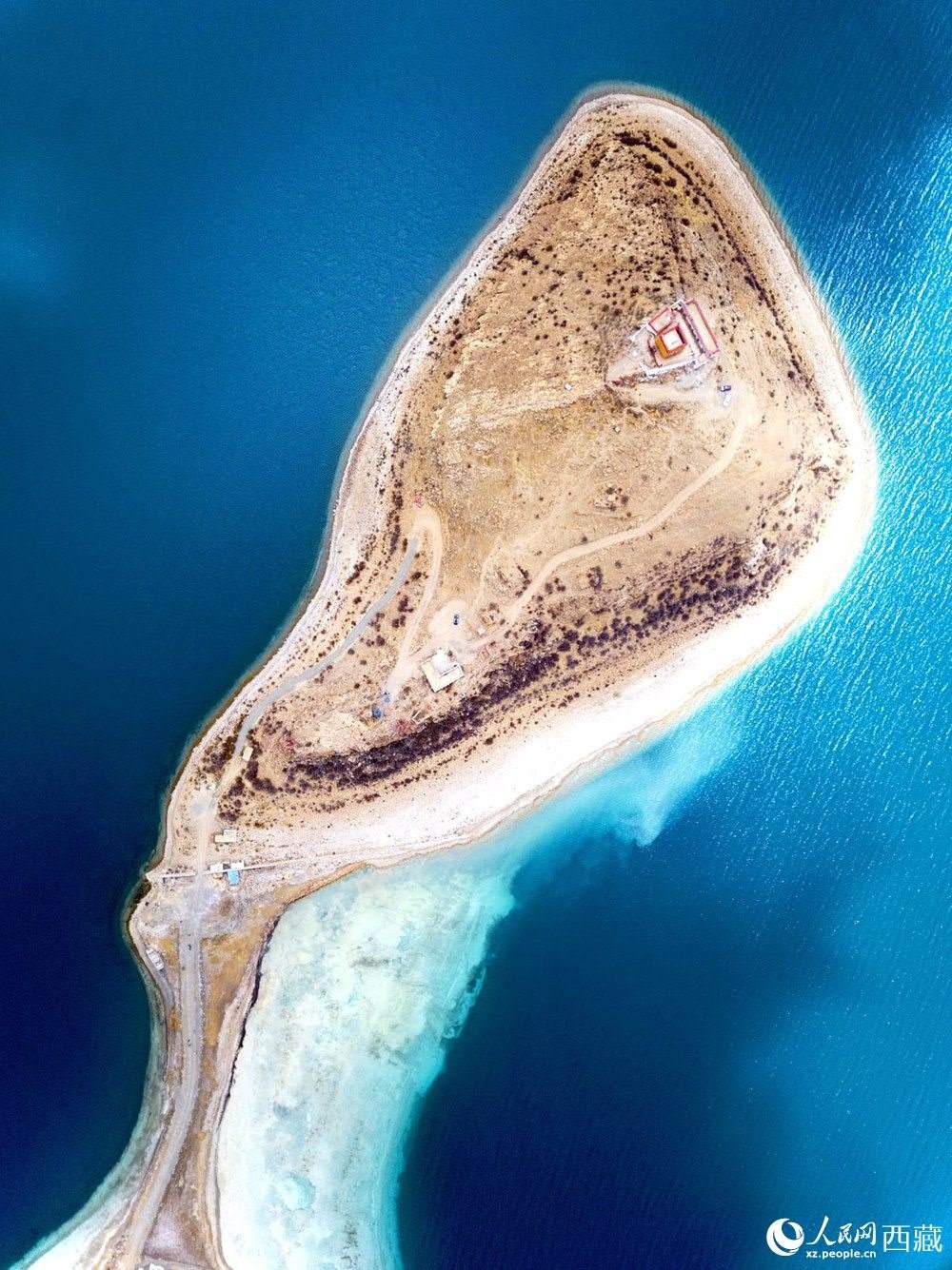 無(wú)人機(jī)視角下的西藏羊卓雍錯(cuò)日托寺風(fēng)光。人民網(wǎng)記者 次仁羅布攝