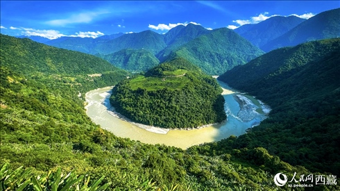 風(fēng)景秀麗、植被繁茂的西藏林芝市墨脫縣果果塘大拐彎。人民網(wǎng)記者 次仁羅布攝
