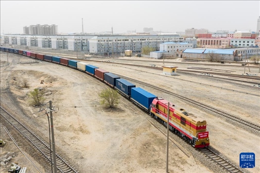 4月21日，中歐班列緩緩駛出二連浩特鐵路口岸（無人機(jī)照片）。 新華社發(fā)（張海峰攝）