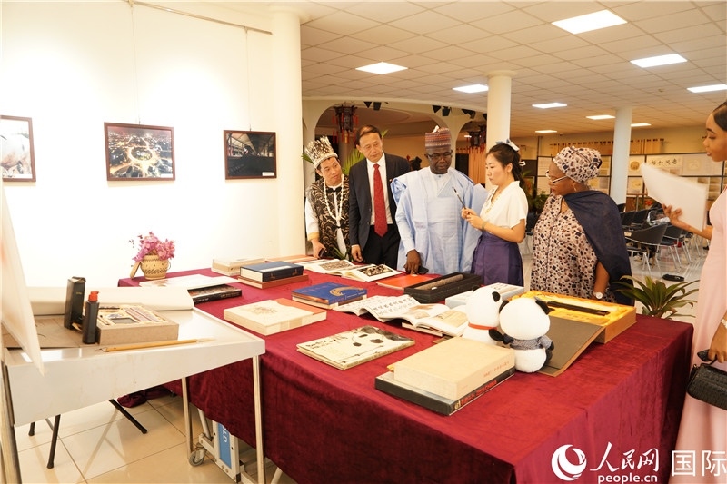 來(lái)賓參觀(guān)“文房四寶”及書(shū)法作品典籍 人民網(wǎng)記者姜宣攝