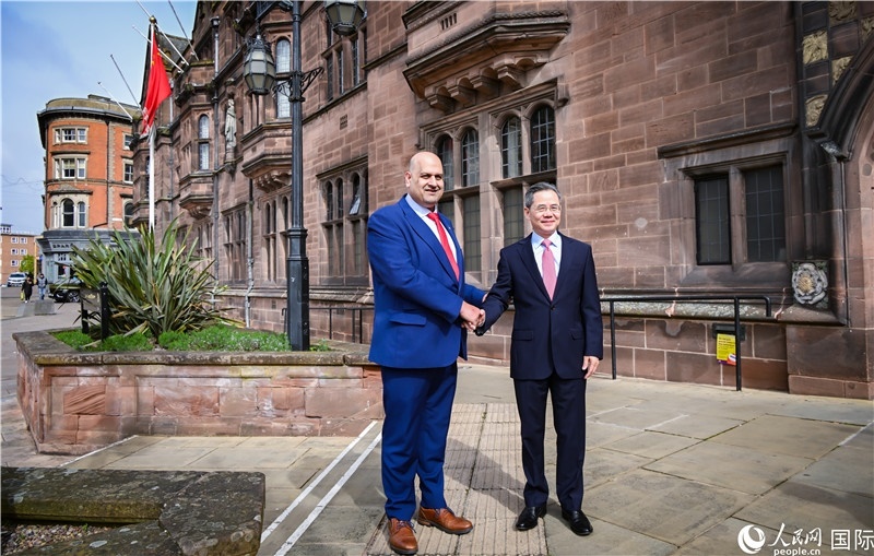 圖為中國(guó)駐英國(guó)大使鄭澤光在考文垂市政廳會(huì)見(jiàn)現(xiàn)場(chǎng)。人民網(wǎng) 郭錦標(biāo)攝