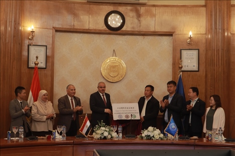 蘇伊士運(yùn)河大學(xué)語音教室正式揭牌。蘇伊士運(yùn)河大學(xué)孔子學(xué)院供圖