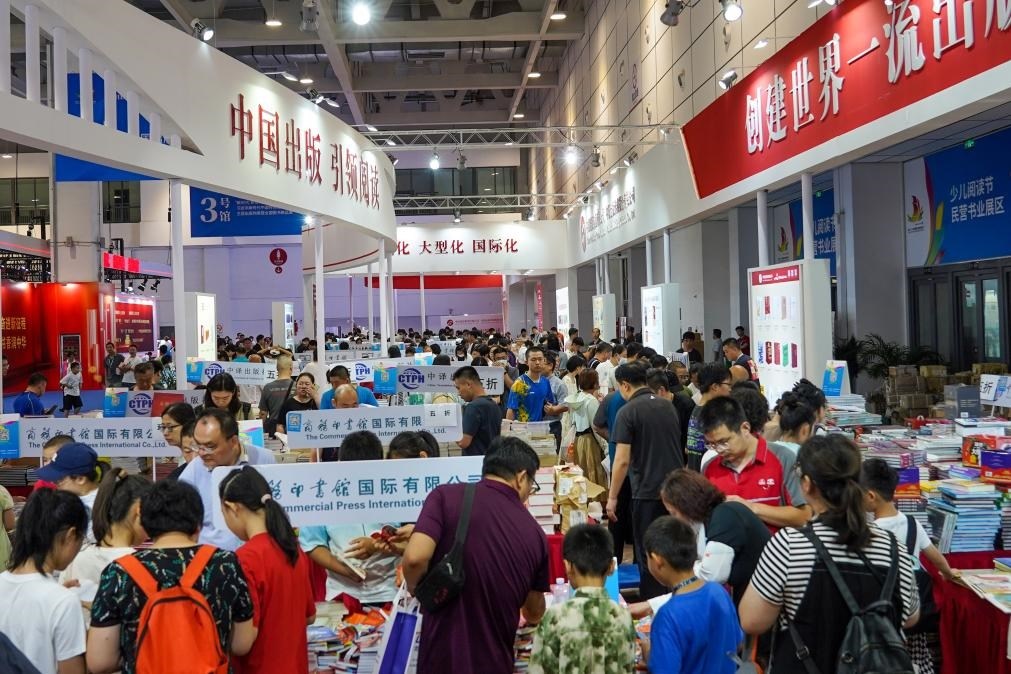 2023年7月31日，在第31屆全國(guó)圖書交易博覽會(huì)上，讀者在閱覽選購新書。新華社記者 朱崢 攝