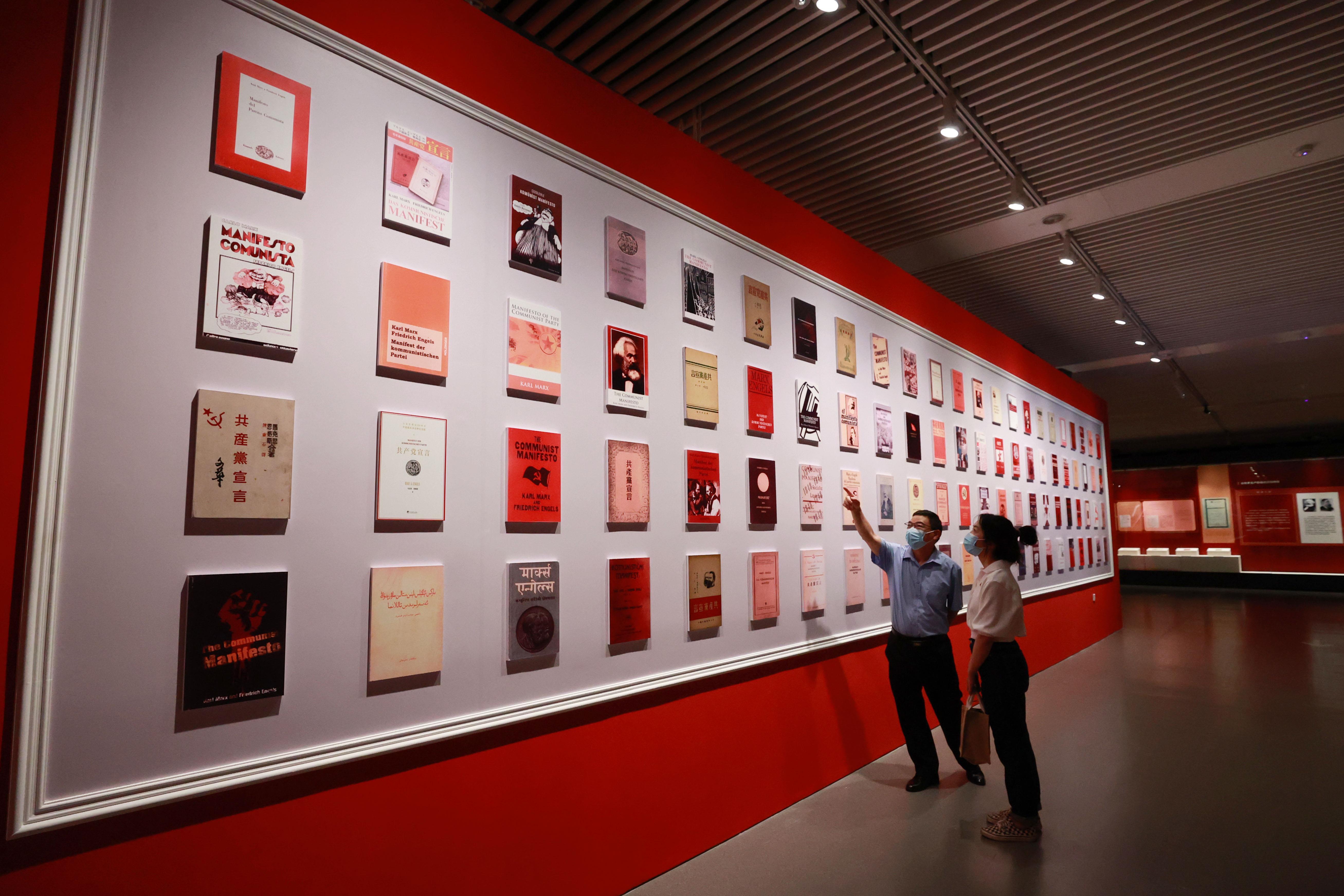 △2021年8月5日，觀眾在國家圖書館觀看不同版本的《共產(chǎn)黨宣言》。