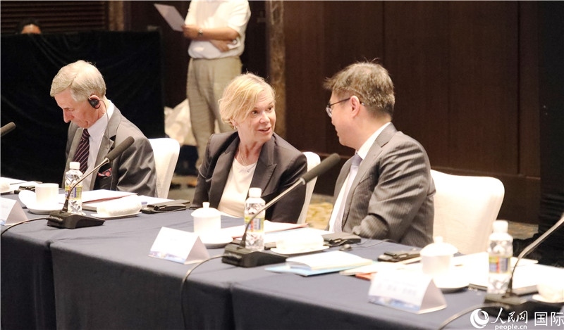 宣介會上，中外官員親切交談。人民網(wǎng)記者趙益普攝