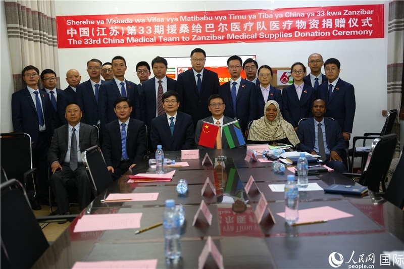 中非雙方代表及醫(yī)療隊(duì)在捐贈現(xiàn)場合影。中國援桑醫(yī)療隊(duì)供圖