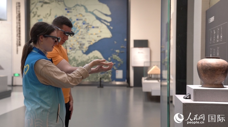 人民網(wǎng)外籍專家在良渚博物院體驗AR眼鏡。人民網(wǎng)記者 袁蒙攝