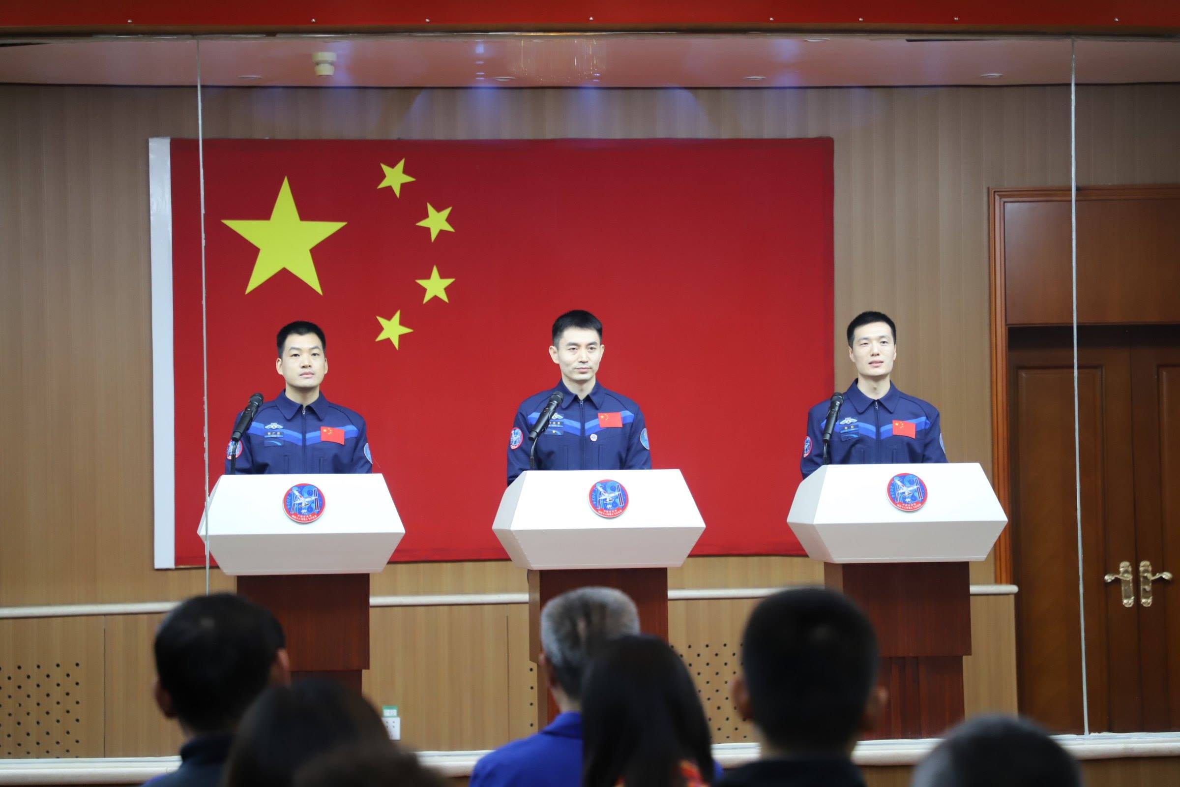 神舟十八號航天員與中外媒體記者集體見面。人民網(wǎng)記者 黃帆攝