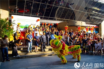 巴西民眾在里約天文館前觀看舞獅表演。四川省文化和旅游廳供圖。