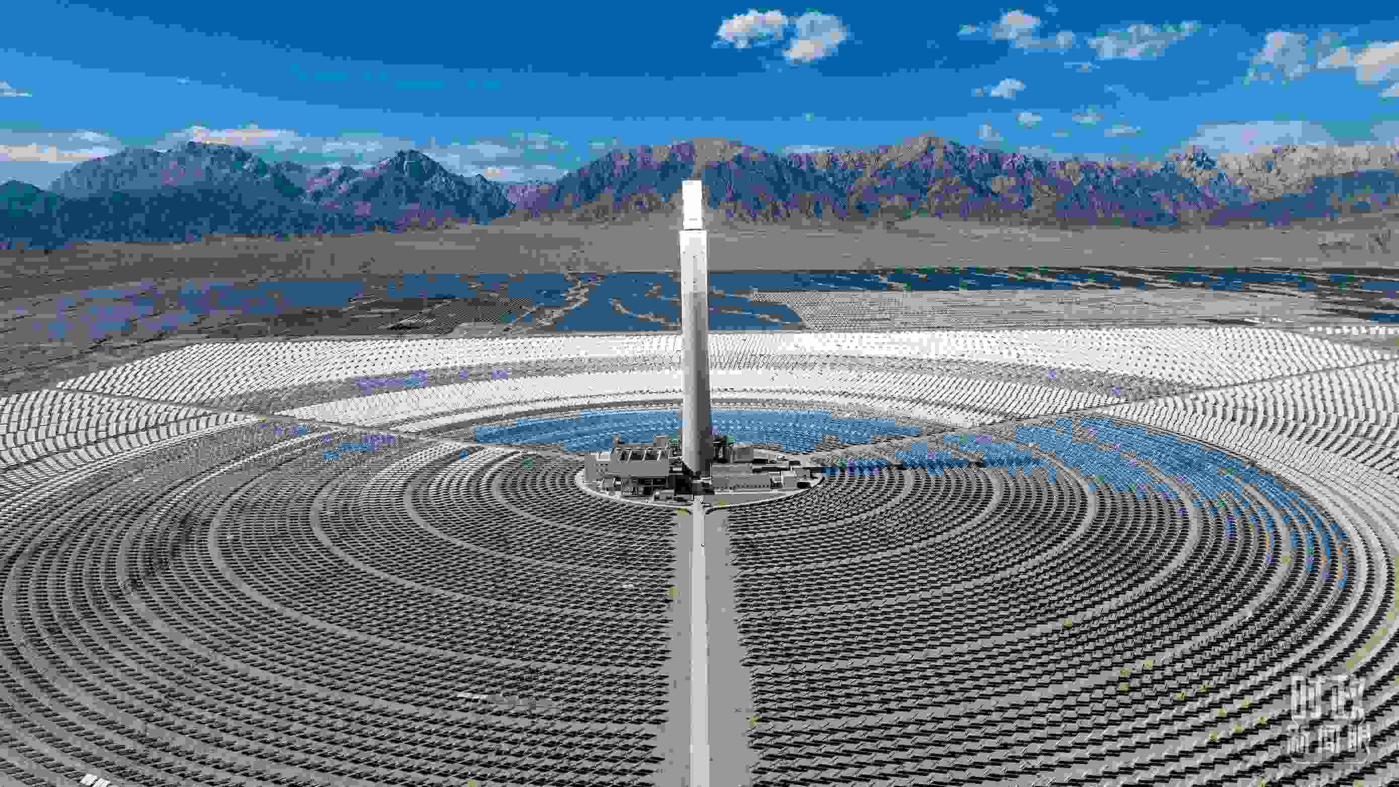△青海海西德令哈塔式熔鹽儲能光熱發(fā)電廠。（圖/視覺中國）