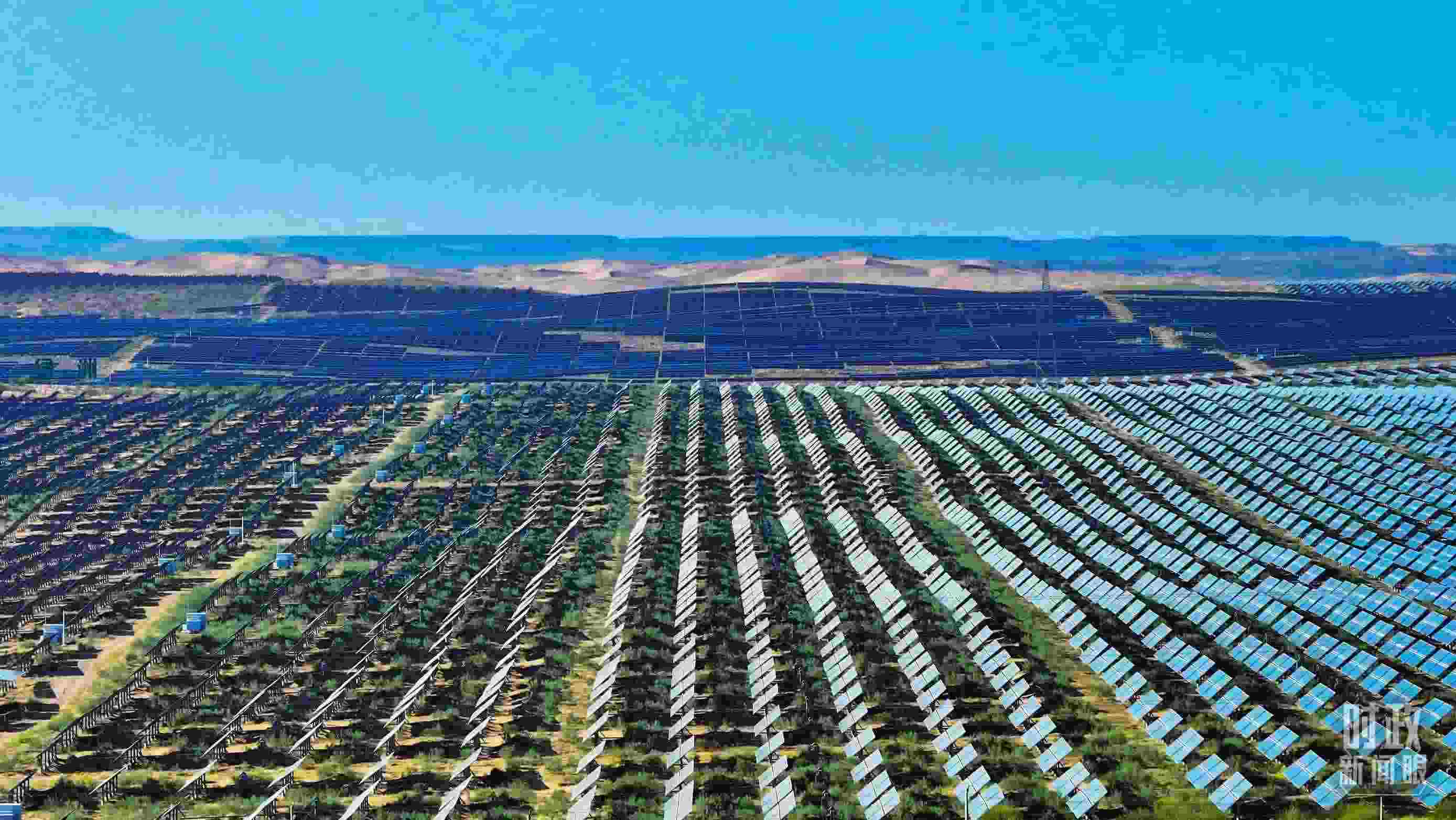 △內(nèi)蒙古鄂爾多斯，庫布其沙漠新能源基地。（圖/視覺中國）