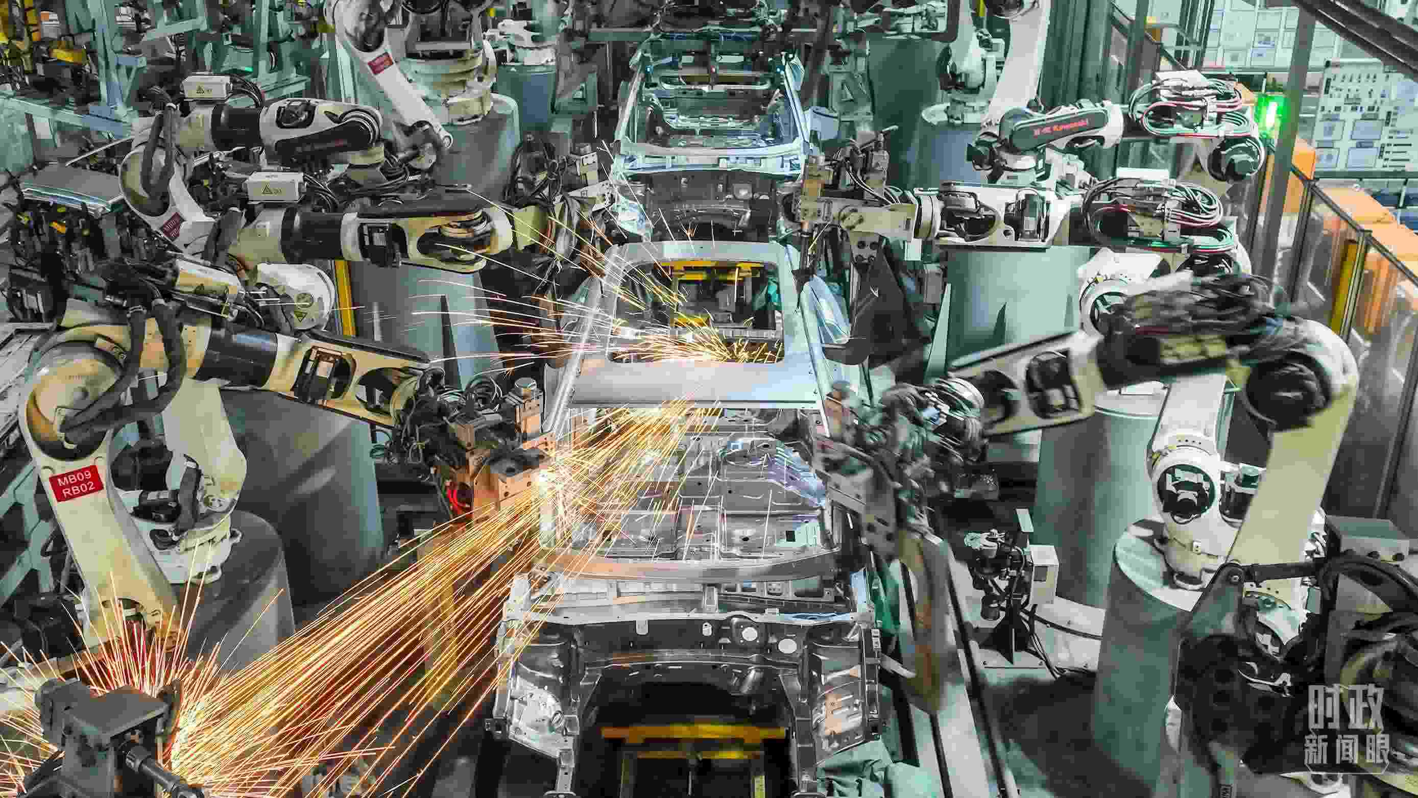  △2024年4月，重慶兩江新區(qū)的一家汽車制造企業(yè)，生產(chǎn)一派繁忙。（圖/視覺中國）
