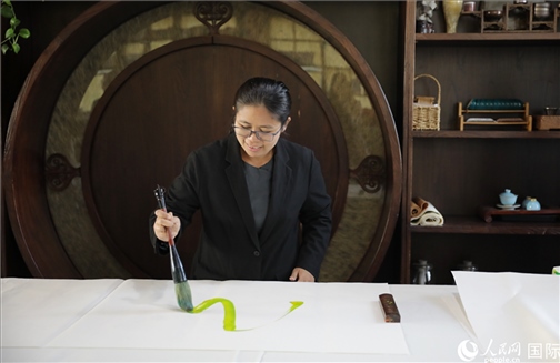 緬甸駐華大使館副館長、公使銜參贊杜欣瑪泰參加《五百筆·瀾湄合作》集體藝術(shù)創(chuàng)作。人民網(wǎng)王婧攝