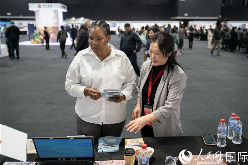 中企工作人員和當(dāng)?shù)厍舐氄呓徽?。希拉茲攝