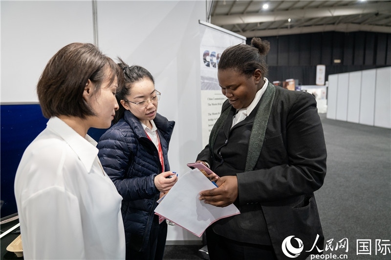 中企工作人員和當(dāng)?shù)厍舐氄呓徽?。希拉茲攝