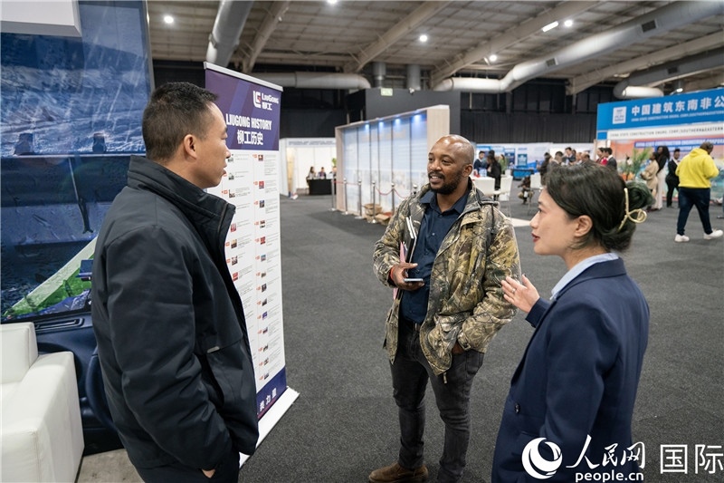 中企工作人員和當(dāng)?shù)厍舐氄呓徽?。希拉茲攝