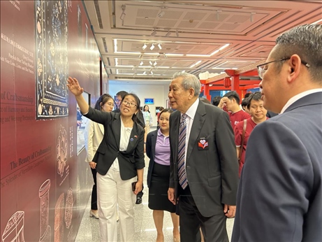 工作人員為泰國前副總理、泰中文化促進委員會主席披尼講解展覽內(nèi)容。中國駐泰國大使館供圖