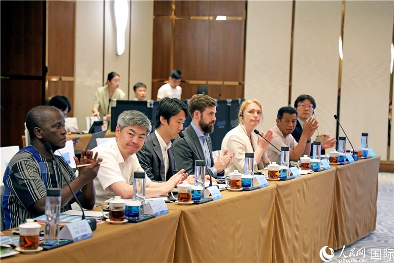 參加產(chǎn)業(yè)對(duì)接會(huì)的各國(guó)駐華使節(jié)。人民網(wǎng)記者趙益普攝