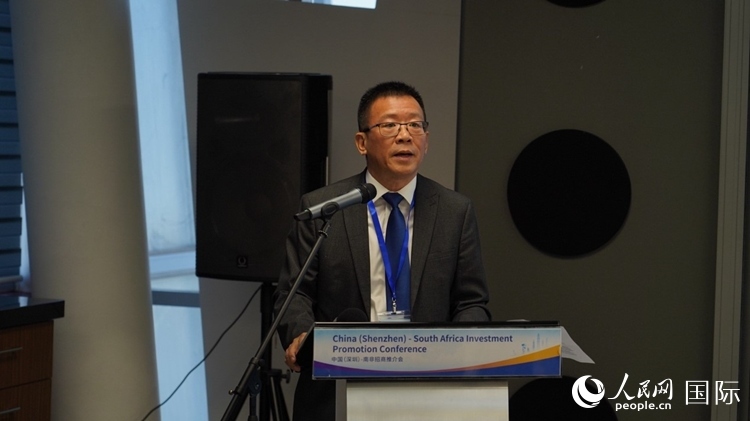 南非中國經(jīng)貿協(xié)會會長、中國銀行約翰內斯堡分行行長張朝陽致辭。人民網(wǎng) 劉暢攝