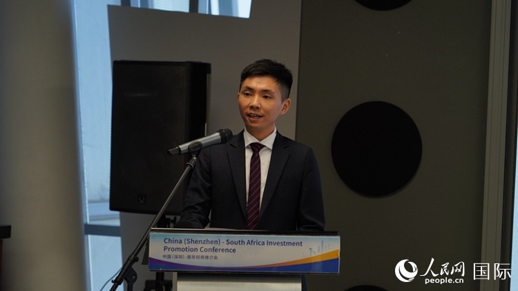 深圳市黃金珠寶首飾行業(yè)協(xié)會副會長李澤鋒介紹深圳市黃金珠寶產(chǎn)業(yè)發(fā)展情況。人民網(wǎng) 劉暢攝