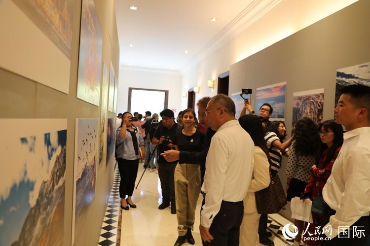 參觀者在圖片展活動現(xiàn)場。拍攝者為墨西哥分社外籍雇員埃內斯托·多明戈斯