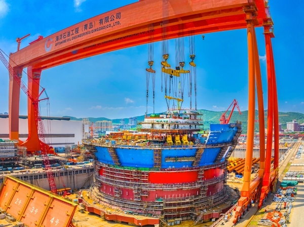 “海葵一號”通過雙龍門吊進行總裝。侯憲鵬攝