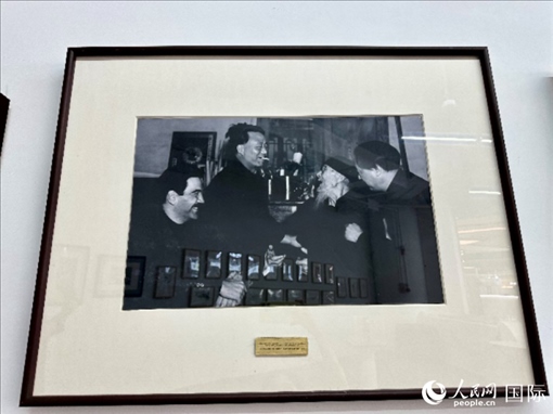 萬徒勒里（左一）與艾青、蕭三、齊白石的老照片。人民網(wǎng)記者 周雨攝