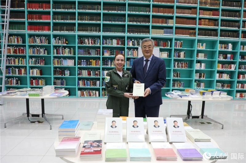 授課后，中國駐巴西大使祝青橋向巴西高等防務學院圖書館捐贈了150本書籍。圖為祝青橋和巴西高等防務學院院長卡拉·利里奧·馬丁斯在圖書捐贈儀式上。 人民網(wǎng)記者 陳一鳴攝