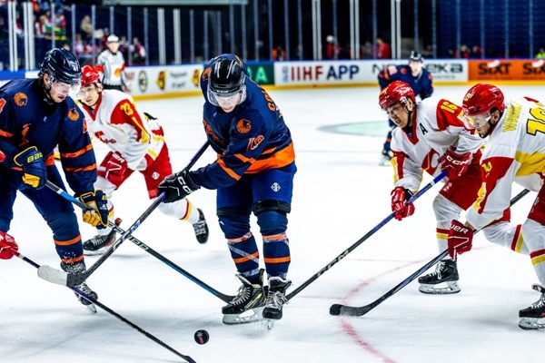 雙方球員爭(zhēng)搶。圖片來(lái)源：國(guó)際冰聯(lián)